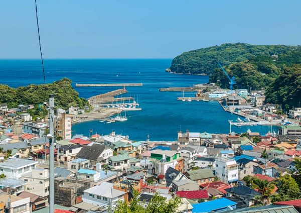 海と山に囲まれた自然豊かな港町
